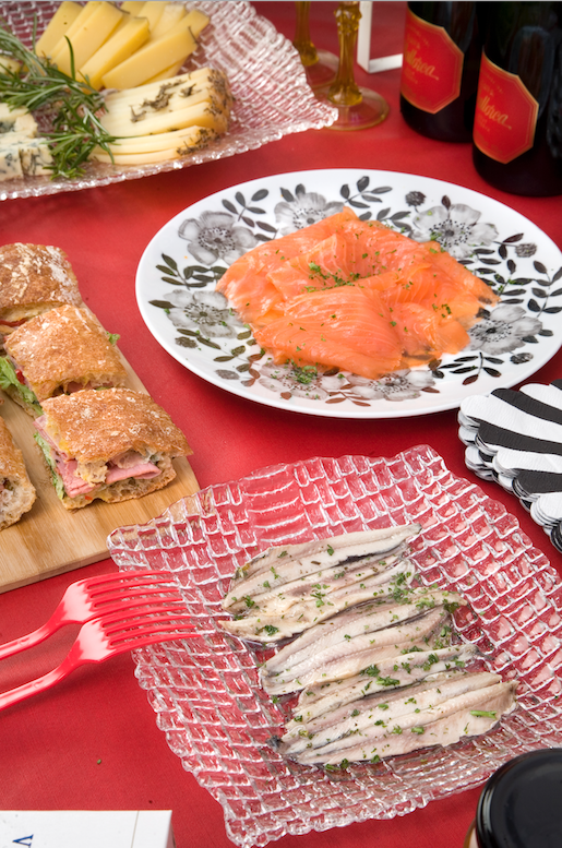 Boquerones en vinagre, salm&oacute;n ahumado, bocaditos individuales, queso,...